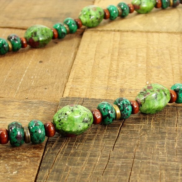 Green agate stone bead necklace with brown wood beads and small metal beads - Picture 5 of 15